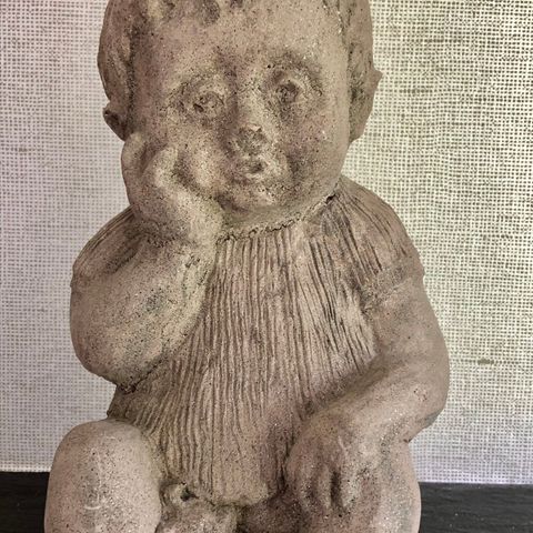 Skulptur av gutt i keramikk