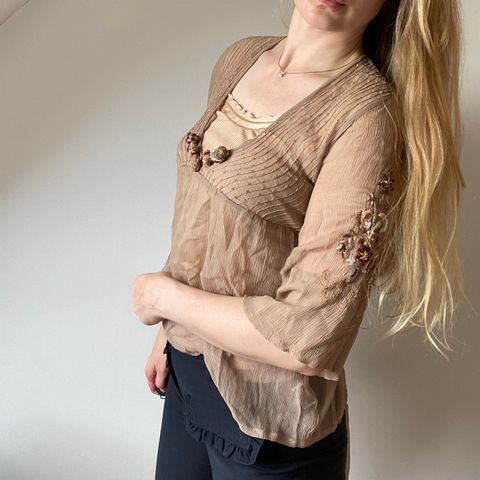 Bluse beige silke Perler broderi