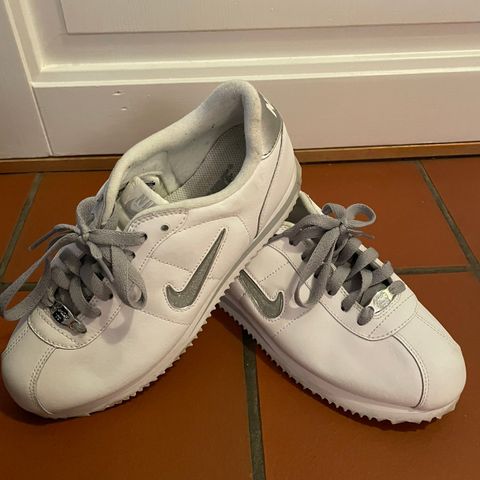 Nike sko, hvite med sølvdetaljer, str 36,5