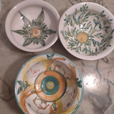 Tre flotte keramikkboller merket Syltekrukka Valldal