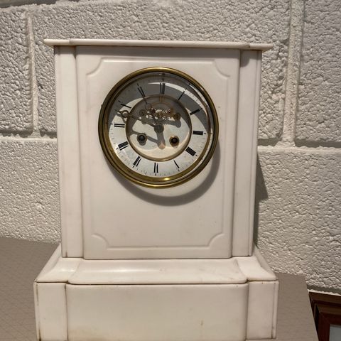 Brocot klokke - Kaminur / Bordklokke i hvit marmor fra ca 1900