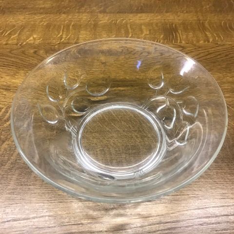 Glass skål , med bladmønster, 17cm.  x 6 1/ 2 cm,  Pent brukt...Litt skygge....