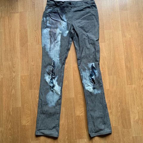 one of a kind, ripped, bleach art jeans. Er sydd i modell sample størrelse
