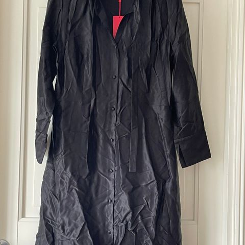 Ny svart kjole fra Hugo Boss str 42 selges