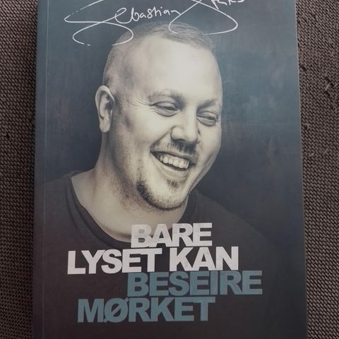 BARE LYSET KAN BESEIRE MØRKET - Sebastian Stakset