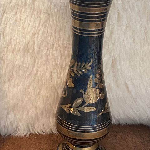 Fin vintage vase 19,5 cm. Metall, gull/sort