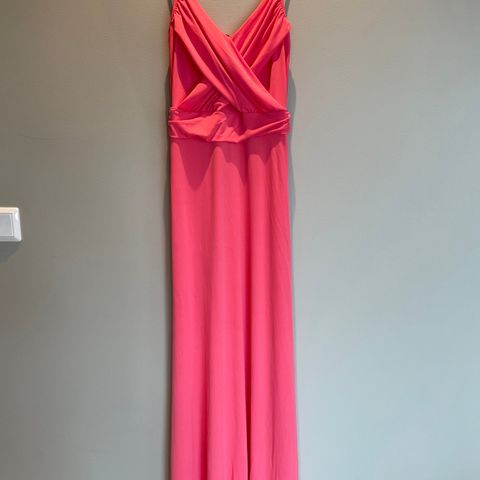 Lang kjole i korallfarge