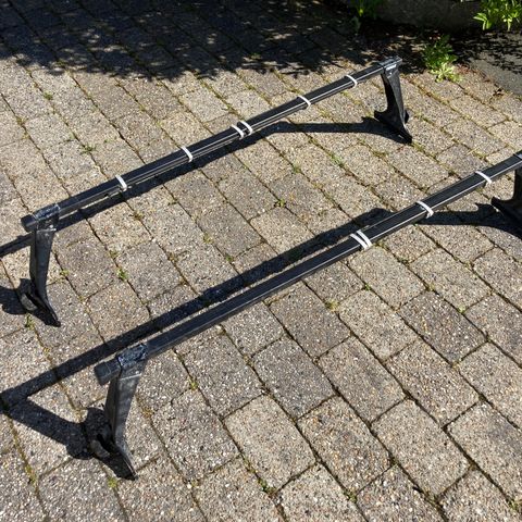 Thule squarebar rain gutter.