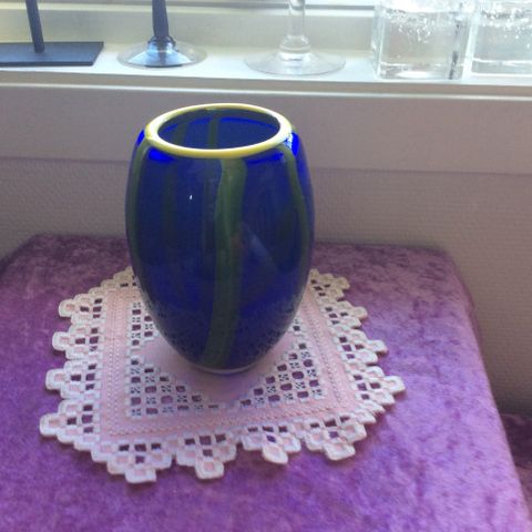 Pen vase i kunstglass selges - perfekt stand