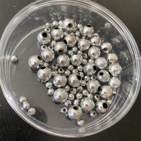 Sølv fargede perler