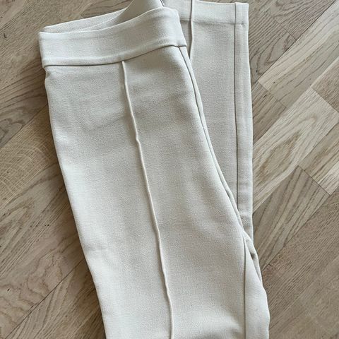 Beige bukse ubrukt med mye stretch