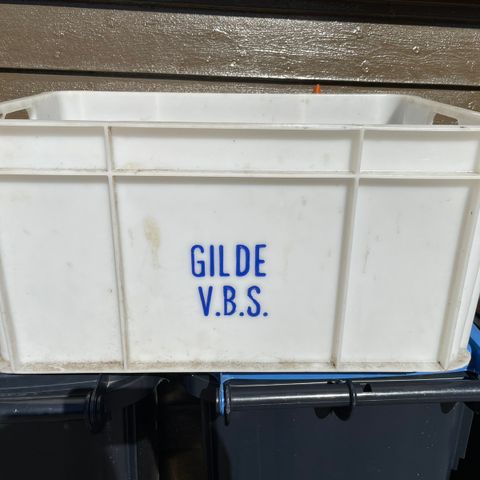 Plastikk Kasse merket Gilde V. B.S. ( Vestfold og Buskerud Slakteri) selges