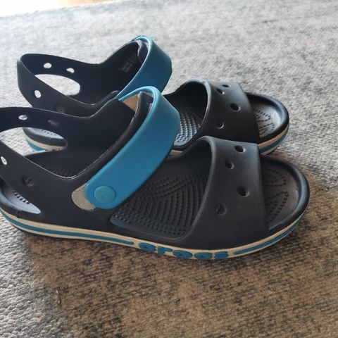 Crocs/sandaler J2