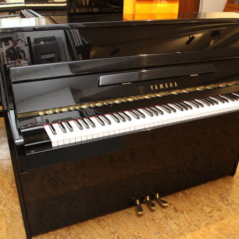 Yamaha C110A piano i sort høyglans på tilbud
