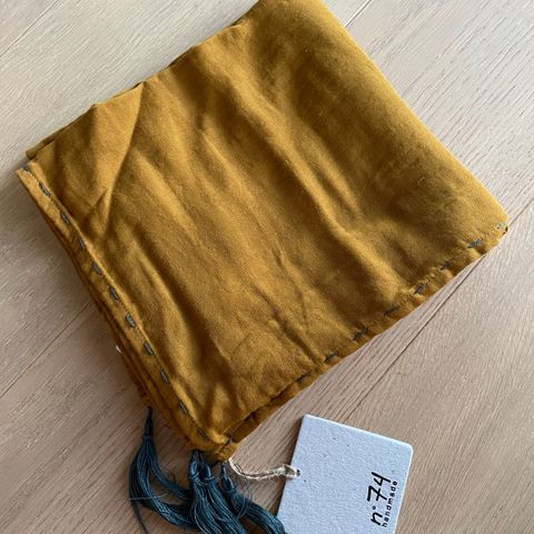 Numero 74 Scarf Mum i farge Gold (ubrukt)