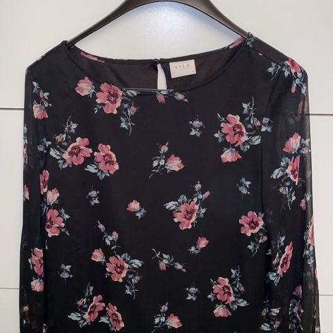 Ny bluse med blomster, str 36/S.