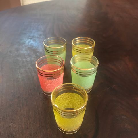 Fem nydelige drammeglass i pulver / sukret glass