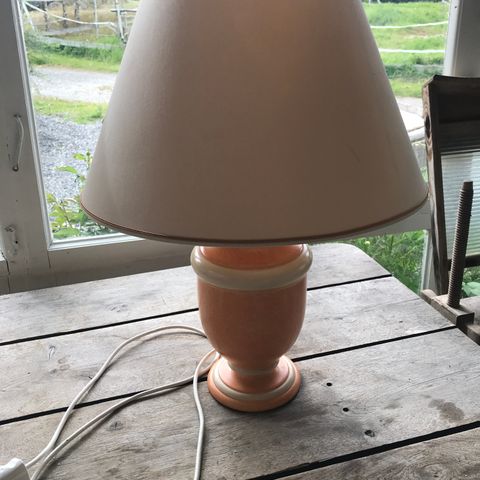 lampe i tre. lys terrakotta / lys grønn/ offwhite. Made in France