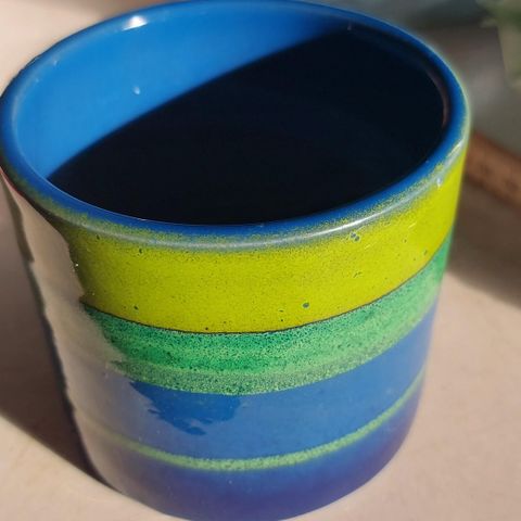 Fargerik keramikkkrukke