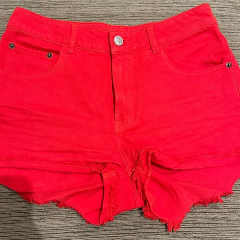 Jeans shorts i rødt fra Bik Bok