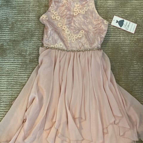 Ubrukt! Fantastisk nydelig rosa kjole med fine detaljer str 14-16 år