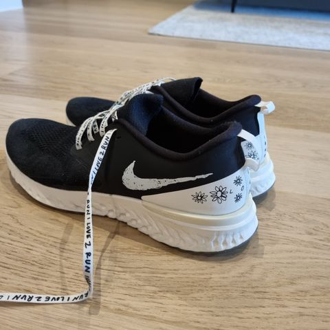 Nike Odyssey React 2 Flyknit løpesko AT9979-010