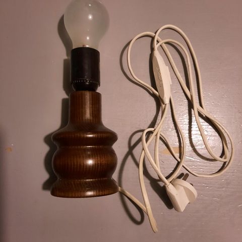 Brun bordlampe i tre
