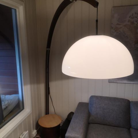 Pent brukt stålampe selges.