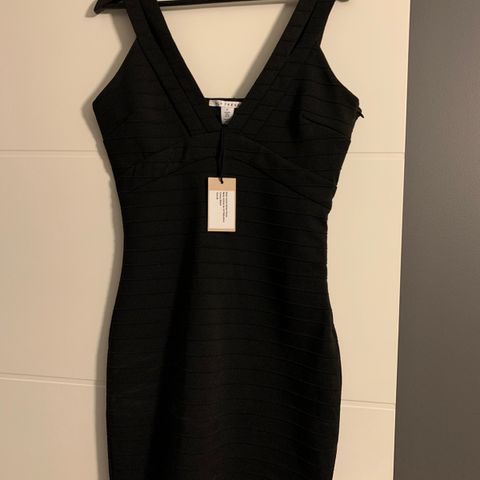 Ny svart kjole fra Nelly