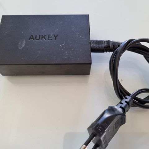 Aukey USB 4 i 1 lader til mobiltelefon etc