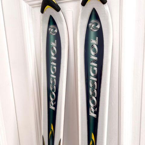 Rossignol Power Cobra S-carvingski med Axium-bindinger til voksen