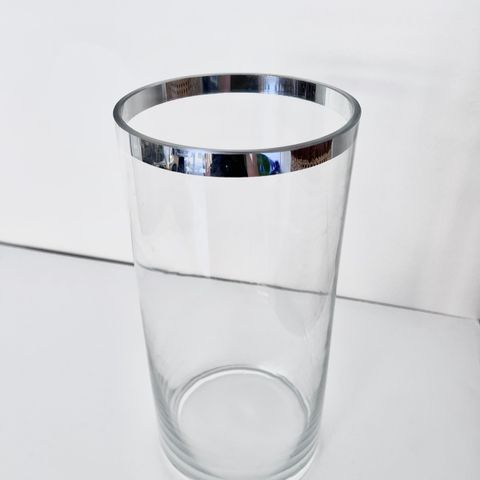 Stor sylinder-glassvase med sølvkant