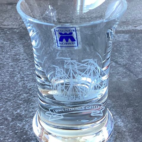 MAGNOR GLASSVERK. 1 flott lite kraftig glass i skute serien. H. 8,7cm, Ø. 5,5cm