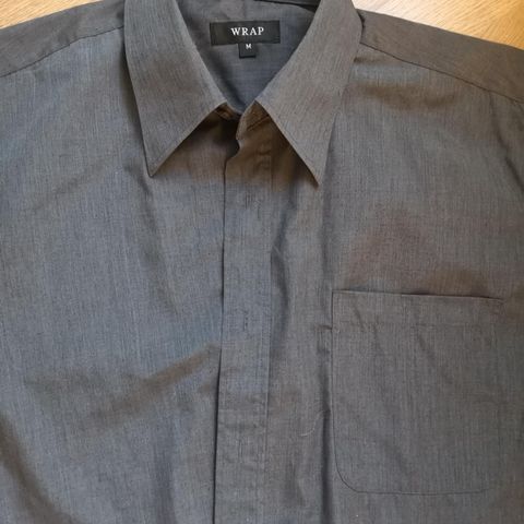 Selger en fin grå skjorte i str M billig, brukt en gang