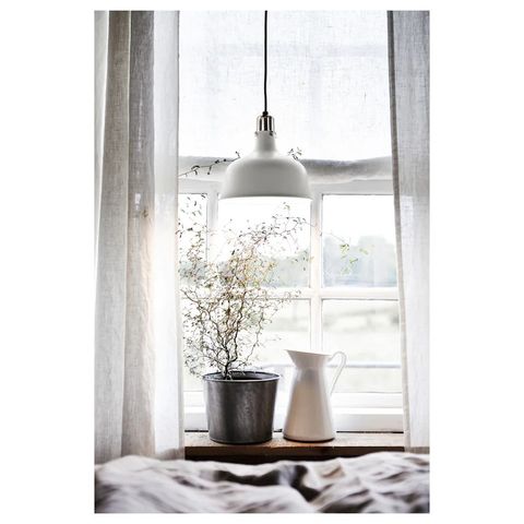 Ny hvit ranarp lampe,  modellen ikke lenger til salgs hos IKEA