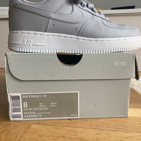 Nike Air Force 1, 07 str 41. Grå, mint condition.