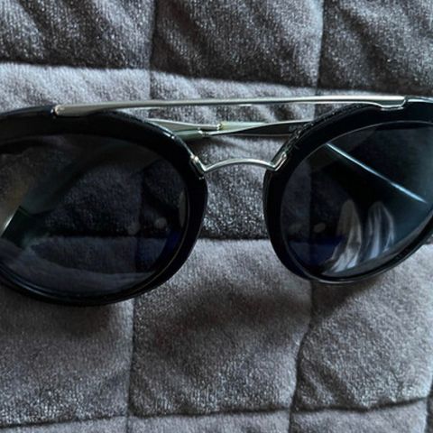 Prada, solbriller, pent brukt, selges for 1200 (nye 2700)