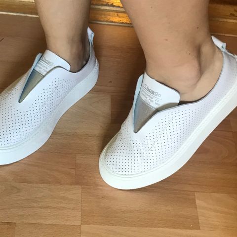 Nye hvite joggesko, joggesko, slip-ons. Ekte skinn