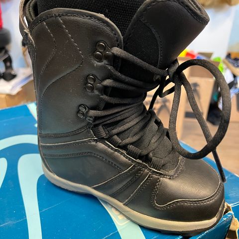 Helt nye og ubrukte Stuf snowboard boots. str 22,5.