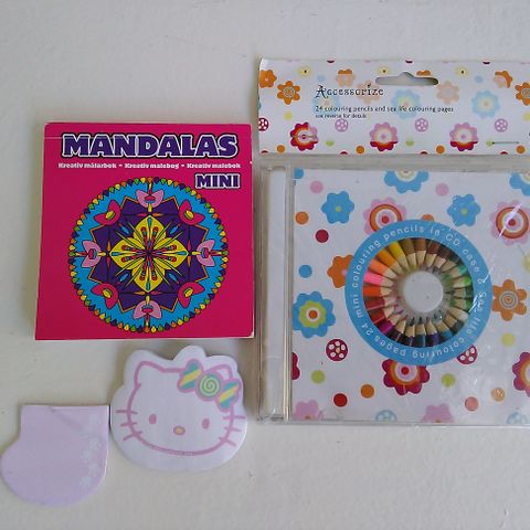 Mini fargebok og mini fargeblyanter i cd holder og noen Hello Kitty ark attpå.