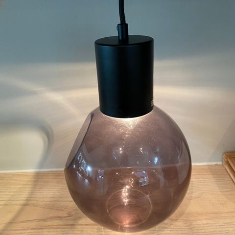 Svart lampe globe