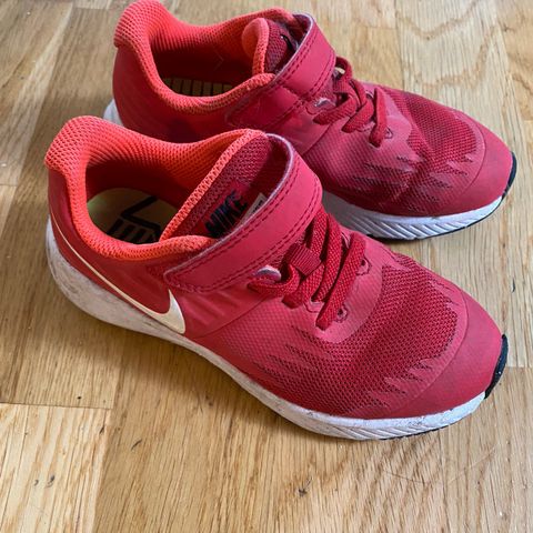 Røde Nike sko str 28.5