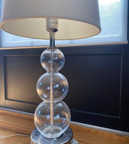 En stilfull og klassisk bordlampe i krom og glass selges med eller uten skjerm