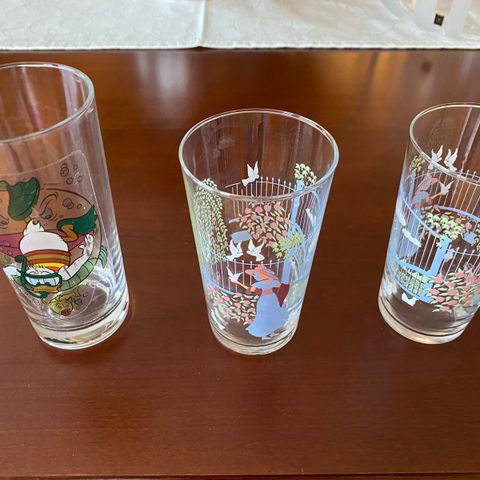 1 Disney Donald-glass, 2 glass med motiv av dame og duer og 2 glass med prikker.