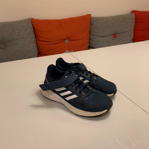 Adidas joggesko (Str. 35)