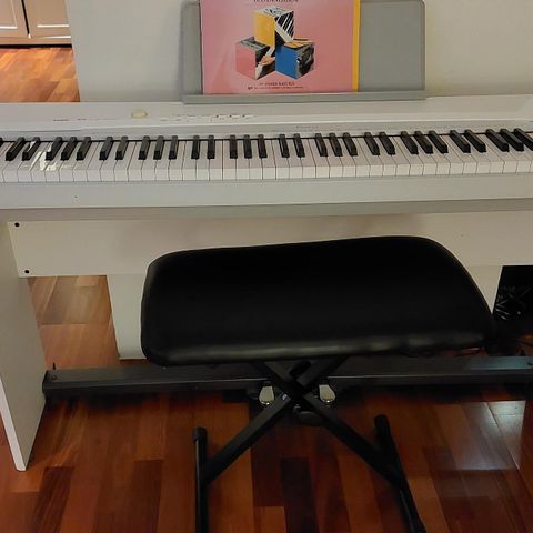 Elektrisk piano Casio PX 135 hvit med stativ.