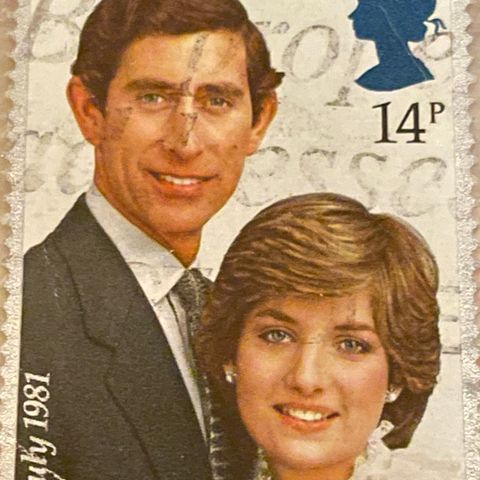 Omdiskutert frimerke fra 1981 av prins / kong Charles og Diana