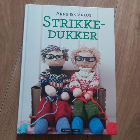 Stor bok. STRIKKEDUKKER.