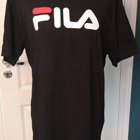 FILA t-skjorte str. M selges