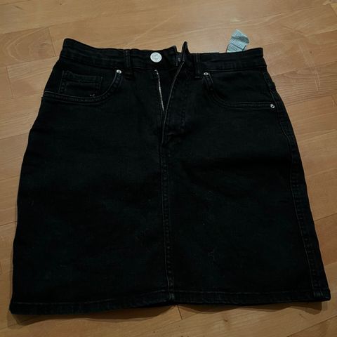 4 stk pent brukte jeans-skjørt selges da for små. Str S/158-164/3410/140)